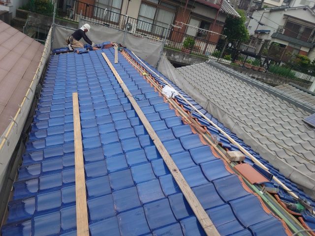 稲美町で葺き替え工事を行う職人